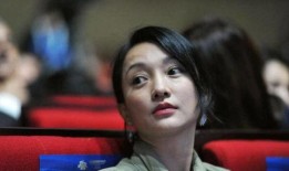 周迅吃瓜吃到自己头上娱乐天空,吃瓜吃到自己头上，娱乐天空再掀波澜